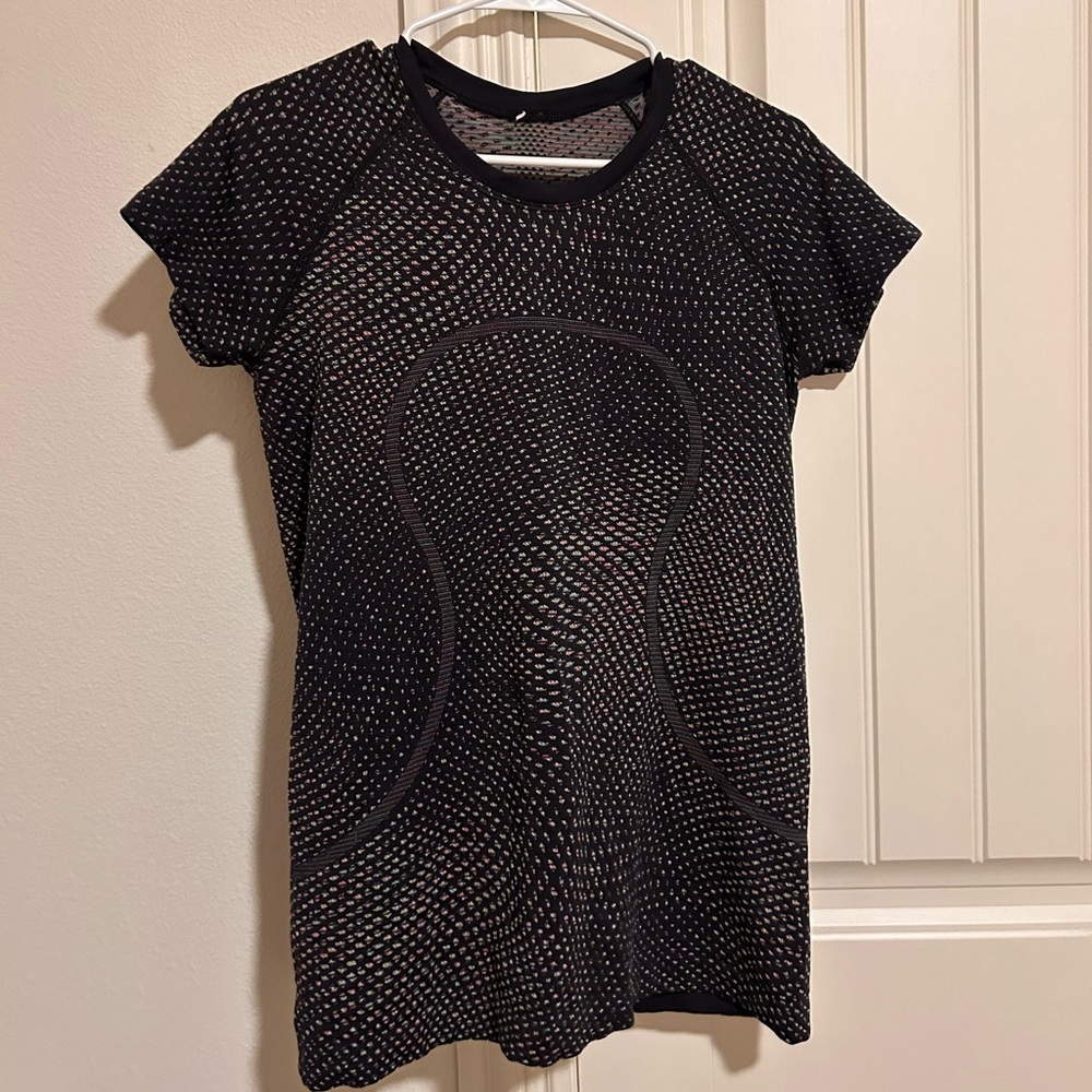 Lululemon tee, size 6 (fits more like a 8)
